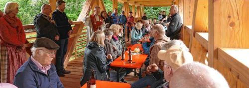 Pfarrer Hans Huber erbat für die Brücke und die Menschen, die sie nutzen, den Segen Gottes.
