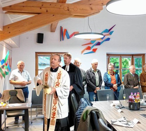 Pfarrer Thomas von Rechberg (vorne) und sein evangelischer Kollege, Pfarrer Andreas Buchner, segnen den renovierten Sitzungssaal. Im Hintergrund an der Giebelwand Teile des vierteiligen Kunstwerkes von Robert Dufter. Foto Krammer
