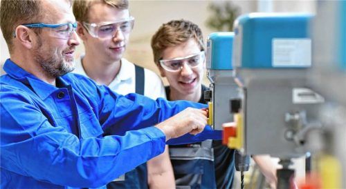 Praxisnah lernen: Azubis im Industriebetrieb arbeiten Hand in Hand mit ihren Ausbildern. Fotos AdobeStock