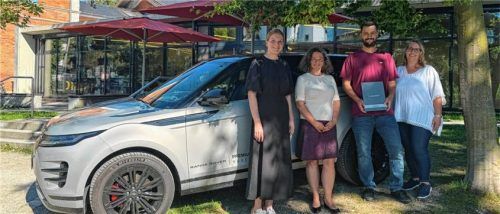 Preisübergabe vor dem Lokschuppen: OVB-Redakteurin Anna Heise, Lokschuppen-Leiterin Dr. Jennifer Morscheiser, Preisrätsel-Gewinner Tobias Manhart und Livia Veicht von Premium Cars Rosenheim (von links). Foto VKR