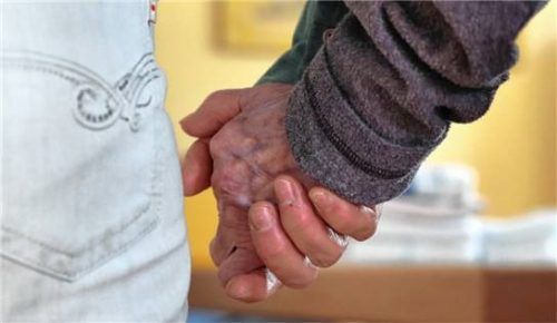 Professorin Dr. Janine Diehl-Schmid, Leiterin des Zentrums für Altersmedizin am kbo-Inn-Salzach-Klinikum, hat Tipps für Angehörige von Demenzkranken. Fotos DPA/RE, Grafik Klinger