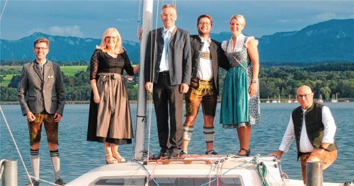 Prominenz an Bord: Stephanskirchens Bürgermeister Karl Mair (links), Landrat Otto Lederer (Mitte), rechts daneben Pruttings BürgermeisterJohann Thusbaß mit Frau, SR-Vorsitzender Hans Reile (rechts) mit Ehefrau Christa (Zweite von links).Foto Niessen