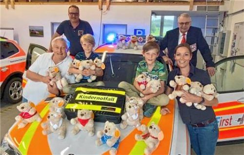 Ralf Kemper (links) und seine Ehefrau Simone (rechts) überraschten das Team im Juni mit einer „pelzigen“ Teddybären-Spende.