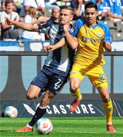 Raphael Obermair (rechts) gewann mit dem SC Paderborn bei Hertha BSC (links Marten Winkler).Foto Imago