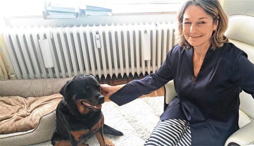 Regina Rick und ihre Rottweilerhündin Momo. Foto  Weiser