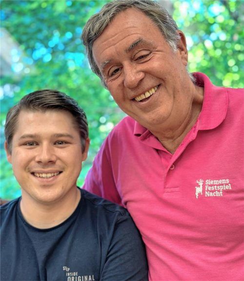 Regisseur Sebastian Kießer (links) und Sänger Franz Hawlata freuen sich schon auf die doppelten „Räuber“.Foto janka