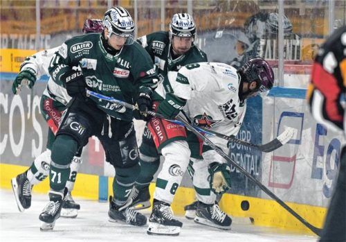 Rosenheims Lukas Laub im Zweikampf mit Bietigheims Bastian Eckl und Benjamin Zientek.Foto Eibner-Pressefoto/Tobias Baur