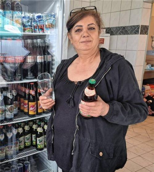 Sabahat Kayisoglu hatte den Kiosk im Kolbermoorer Freibad 2024 übernommen. Foto Stefan Hadersbeck