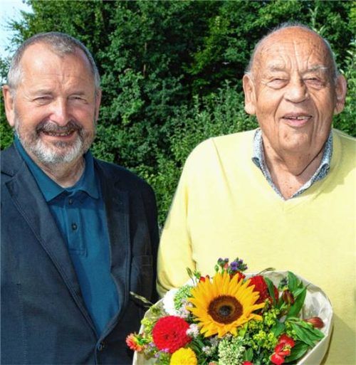 Sag es mit Blumen: Dritter Bürgermeister Martin Aufenanger (links) gratulierte Jubilar Anderl Standl im Namen der Marktgemeinde zum 90. Geburtstag. Foto  berger