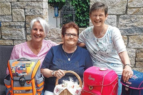 Sammeln die Schulranzen: (von links) Ursula Bauer-Zettl, Anneliese Zehetmaier und Maria Galleneder. Foto re