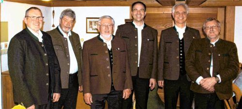 Sangesfreudigen Nachwuchs in allen Stimmlagen wünschen sich (von links) Beisitzer Hans Schmid, Kassier Christoph Rastinger, Vorsitzender Hans Roth, Zweiter Vorsitzender und Co-Dirigent Matthias Schwaiger, Schriftführer Dr. Konrad Schober und Beisitzer Peter Strim. Foto strim