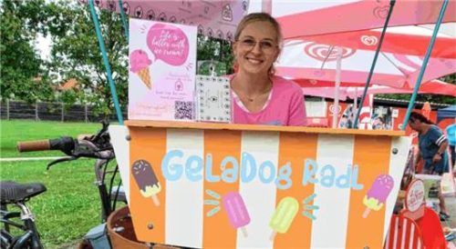 Schleckereien im Freibad mögen nicht nur die zweibeinigen Besucher. Am Hundeeiswagen „GelaDog Radl“ können sich die Zamperl verwöhnen lassen.