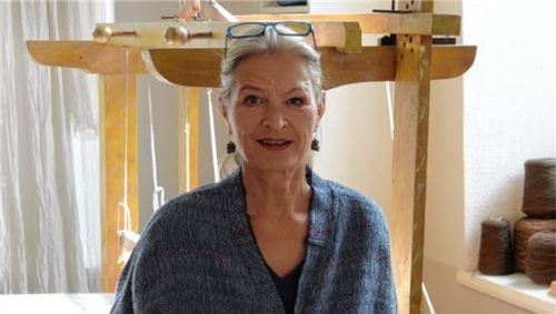 Schneidermeisterin und Modemacherin Kathrin Schiefer in ihrem Atelier in der Samerstraße. Der Webstuhl dient nicht zur Dekoration, hier wird nach traditioneller Methode handgewebt.Foto Friedrich