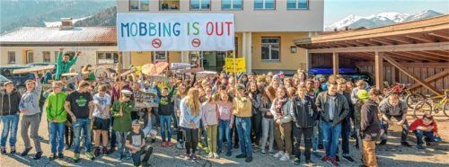 Schon 2018 setzten Schüler der Unterwössner Schule ein starkes Zeichen gegen Mobbing. Verstärkte, zusätzliche sozialpädagogische Unterstützung soll solche Aktionen in der Zukunft unterstützen und begleiten.Foto Archiv flug