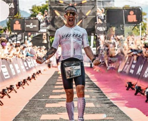 Schrei der Erleichterung: Florian Deibl aus Obertaufkirchen hat sich in der Schweiz für die Ironman-WM auf Hawaii qualifiziert. Foto re