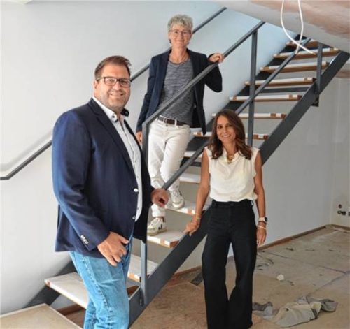 Schulleiterin Sibylle Daxlberger (oben) und deren Zweite Stellvertreterin Melanie Wabner (rechts) begrüßten den neuen Realschulkonrektor Stephan Wörle auf der derzeitigen Baustelle im Verwaltungstrakt.Foto JRR