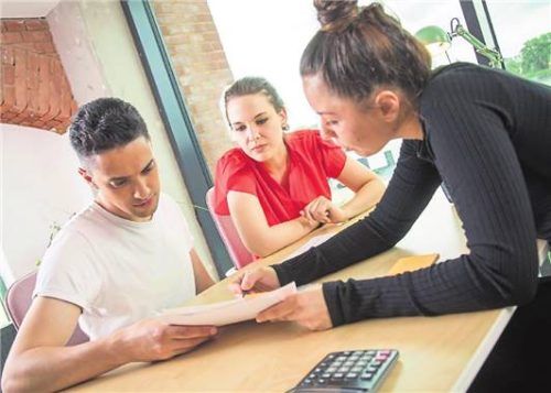 Schutz für Arbeitnehmer: Gewerkschaften beraten ihre Mitglieder in tarif- und arbeitsrechtlichen Dingen - etwa bei Abmahnungen oder einer Kündigung. Foto CHRISTIN KLOSE/DPA-TMN