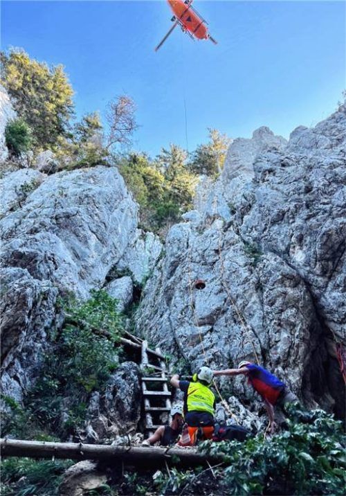 Schwierige Rettung in unwegsamem Gelände. Foto Bergwacht Samerberg