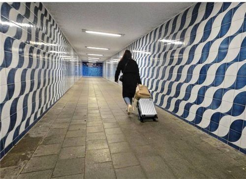 Schwindelerregendes Design: Die Unterführung am Bahnhof Bad Endorf wurde bereits neu gestaltet. Allerdings bereitet die Wellenoptik der Fliesen vielen Reisenden Probleme.