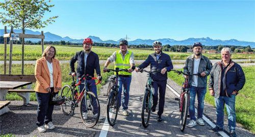 Sechs, die sich freuen, dass den Radlern in der Umgebung von Prutting und Söchtenau das Leben wieder ein Stück leichter gemacht wurde: (von links) Katharina Hauer, Pruttings katholische Gemeindereferentin, Johannes Thusbaß, Bürgermeister von Prutting, Bernhard Summerer, Bürgermeister von Söchtenau, Landtagsabgeordneter Daniel Artmann, Slaven Jokic, Vorstand des Kommunalunternehmens Prutting, und Anton Wenisch, Bauamtsleiter der Gemeinde Söchtenau.Foto Thomae