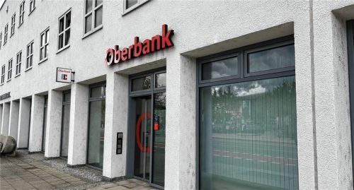 Seit 1. August gibt es bei der Oberbank in Rosenheim (Bild) und Mühldorf kein Bargeld mehr. Laut Mühldorfs Filialleiter Franz Wastlhuber haben die Kunden der Bank darauf „unaufgeregt“ reagiert. Foto Kipp