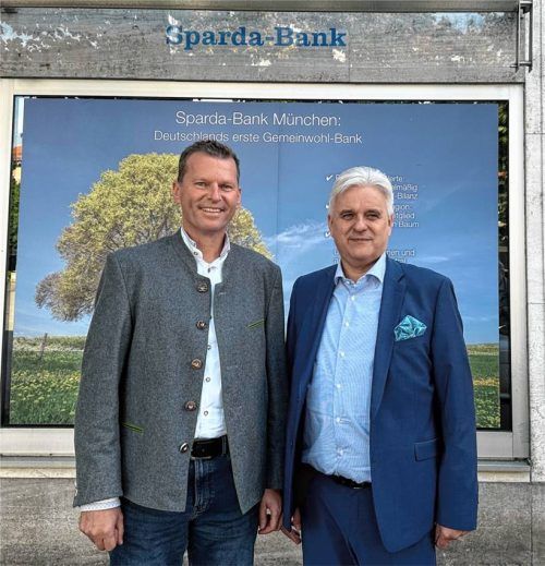 Seit 1985 gibt es die Filiale der Sparda-Bank in Rosenheim. Dennoch ist das Geldinstitut in der Region nur wenig bekannt. Florian Trautinger (links) und Peer Teske wollen das ändern. Foto Sparda-Bank München