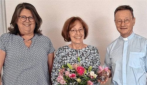Sichtlich erfreut und überrascht war Andrea Kellner (Mitte) bei der Übergabe der Aufmerksamkeiten durch Jutta Bürstlinger und Stadtpfarrer Maurus Scheurenbrand. Foto Stadtkirche Kolbermoor