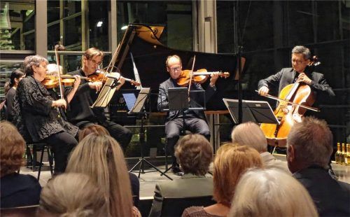 Sie bannten das Publikum: (von links) Ana Chumachenko (Violine), Ralf Gothoni (Klavier), Mark Gothoni (Violine),Johannes Erkes (Viola) und Wen Sin Yang (Violoncello).Foto füchtner