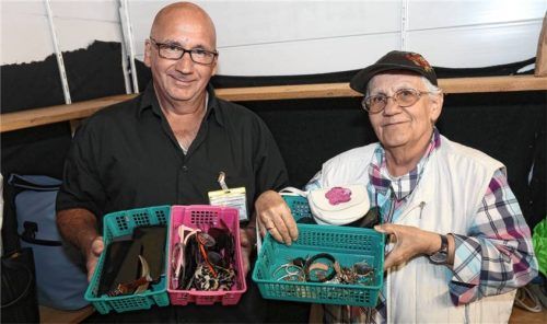 Sie haben das Wiesn-Fundbüro fest im Griff: Michael und Brigitte Kunz aus Rosenheim. Foto Stuffer