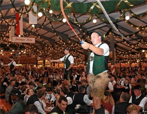 Sie lassen es knallen beim Trachtenabend: die Nußdorfer Goaßlschnalzer. Foto ruprecht