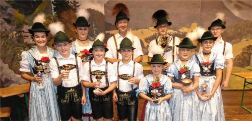 Sieger in ihren jeweiligen Klassen beim Preisplatteln und Dirndldrahn wurden (von links) Magdalena Fritz, Raphael Bürger, Cäcilia Klauser, Felix Speicher, Franz Hirtl, Martin Hauser, Magdalena Hauser sowie Lukas Mühlberger, Anna Dirnhofer, Nataly Bauer und Luca Nothegger.Foto Hauser