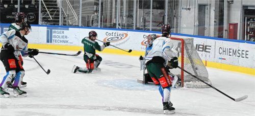 So geht‘s mit dem Toreschießen: Im Training setzte Ville Järveläinen den Puck vorbei an Oskar Autio ins Netz. Foto Marinus Obermaier
