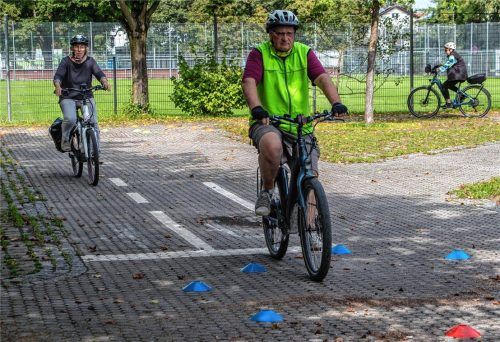 So leicht fiel es den Teilnehmern gar nicht, ihre Fahrräder durch den Parcours zu lenken.Fotos stache