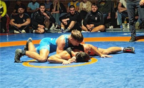 Soll an diesem Samstag punkten: Traunsteins Weltergewichtler Justin Flemmer (blaues Trikot).Foto Wittenzellner