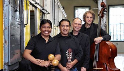 Spielt lateinamerikanische Rhythmen zum Abschluss des Kultsommers 2025: die Formation Cuartuno. Foto  Kreisstadt Traunstein