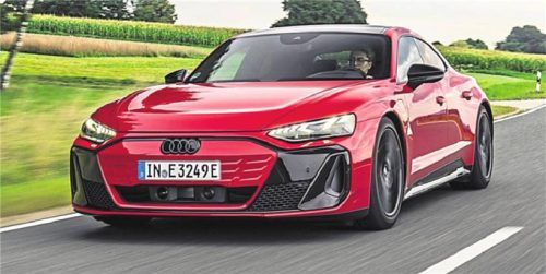 Sportlich unterwegs: Der Audi e-tron GT liegt dank Allradantrieb und 2280 Kilogramm Gewicht satt auf der Straße. Foto AUDI