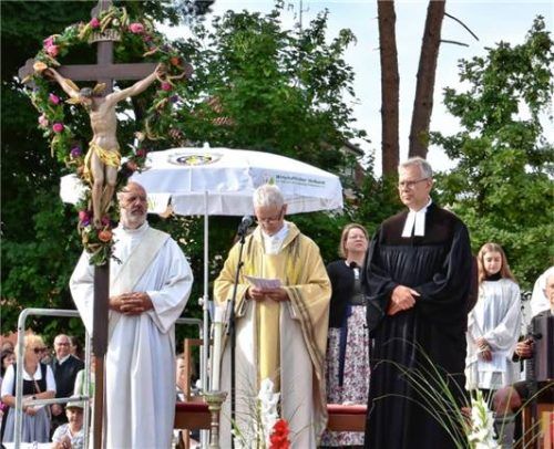 Stadtpfarrer Thomas Schlichting und der evangelische Pfarrer Bernd Rother widmeten sich den Themen Dankbarkeit und Verzicht.Fotos schlecker