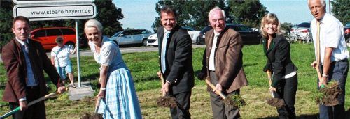 Startschuss 2012: (von links) Landrat Sepp Neiderhell, OB Gabi Bauer, Klaus Stöttner, Adolf Dinglreiter, Daniela Ludwig und Peter Ramsauer.