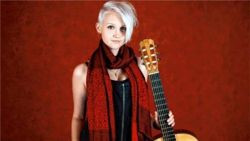 Stephanie Jones hat sich komplett auf das Spiel der klassischen Gitarre spezialisiert. Foto Schmidt