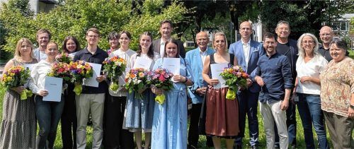 Stolz auf das Erreichte: die ausgezeichneten Pflegekräfte.Foto re