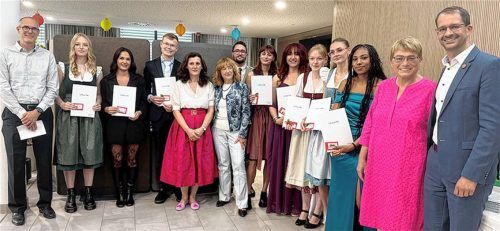 Stolz halten die neun Staatspreisträger ihre Urkunden in Händen. Mit der Traumnote 1,0 schnitt Barbara Schober (Fünfte von rechts) ab. Es gratulierten: Oberbürgermeister Andreas März (rechts), Romed-Pflegedirektorin Judith Hantl-Merget (Zweite von rechts), Gesamtschulleiter Gunnar Leroy (links), Schulleiterin Amelia König (Fünfte von links) und stellvertretende Schulleiterin Sybilla Liebmann (Sechste von links). Foto Romed-Kliniken