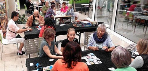 Teenie Leonie (Mitte) zockt gerne im Kreis ihres „Oldies-Clans“. Foto re