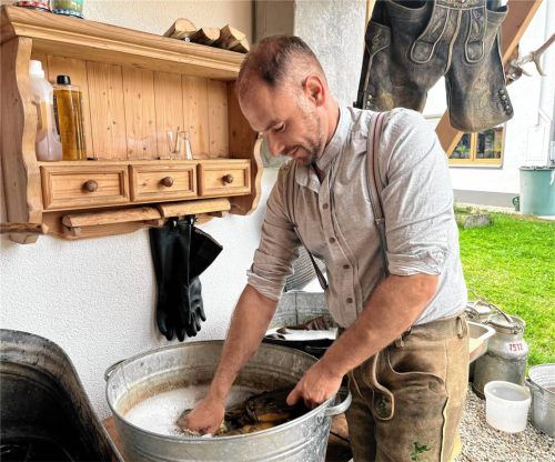 Thomas Greiner aus Vogtareuth reinigt dreckige Lederhosen, vor allem während des Herbstfestes gibt es einige „Notfälle“. Foto Privat