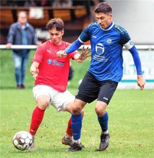 Tizian Rudolph (links) bewährt sich hier gegen Gäste-Kapitän Norbert Bzunek.Foto Christian Mühlhofer