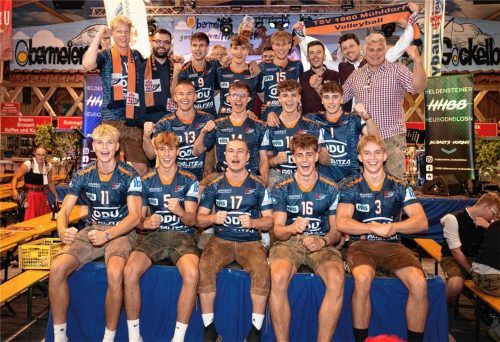 Top motiviert für die anstehende Saison: Das Zweitliga-Team des TSV Mühldorf bei der Team-Präsentation im Innbräu-Festzelt. Foto Matthias Hergenhan