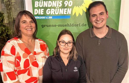 Über 100-prozentige Zustimmung für ihren Kandidaten Christoph Arz (rechts) freuten sich auch die Co-Sprecherin der Grünen in Waldkraiburg, Monika Rudolf (Mitte), und die Landtagsabgeordnete Claudia Köhler. Foto Kreibich