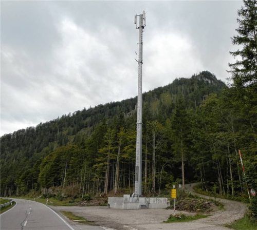 Überraschend wurde am Weitsee neben der Bundesstraße ein Funkturm errichtet. Die Gemeinde Reit im Winkl ist mit der Positionierung nicht einverstanden. Foto hauser