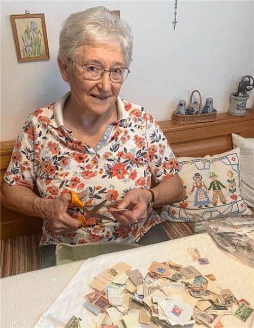 Um die Briefmarken „versandgerecht“ verschicken zu können, ist viel Arbeit erforderlich. Foto kotter