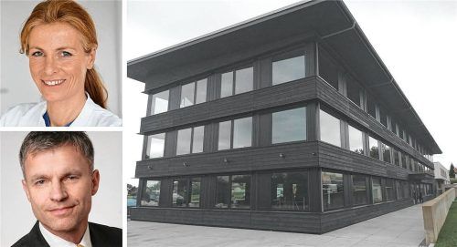Umzug am vergangenen Wochenende: Dr. Anja Großhennig-Heiss, die ärztliche Leiterin, und Stefan Fuchs, der kaufmännische Leiter, ziehen mit Sack, Pack, Personal und Patienten in ein neues Dialyse-Zentrum in Rimsting. Foto re (2)/Hampel