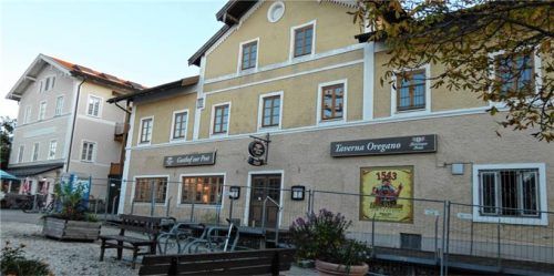 Unmittelbar vor dem Abriss steht das alte Gasthaus zur Post am Grabenstätter Marktplatz, das seit 2017 leer steht. Laut den Plänen des Investors soll dort ein Gebäude mit ähnlicher Kubatur entstehen. Foto müller